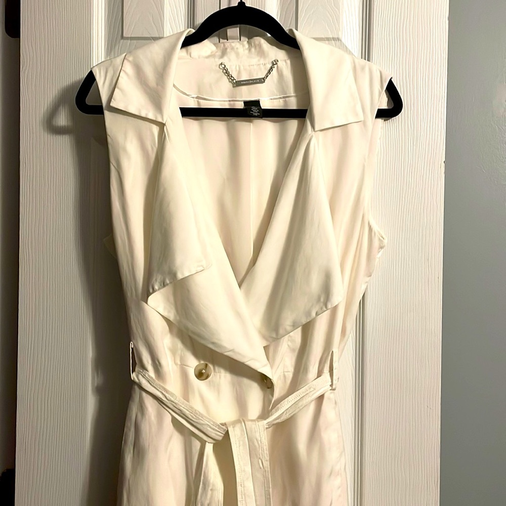Cream sleeveless blazer with tie belt